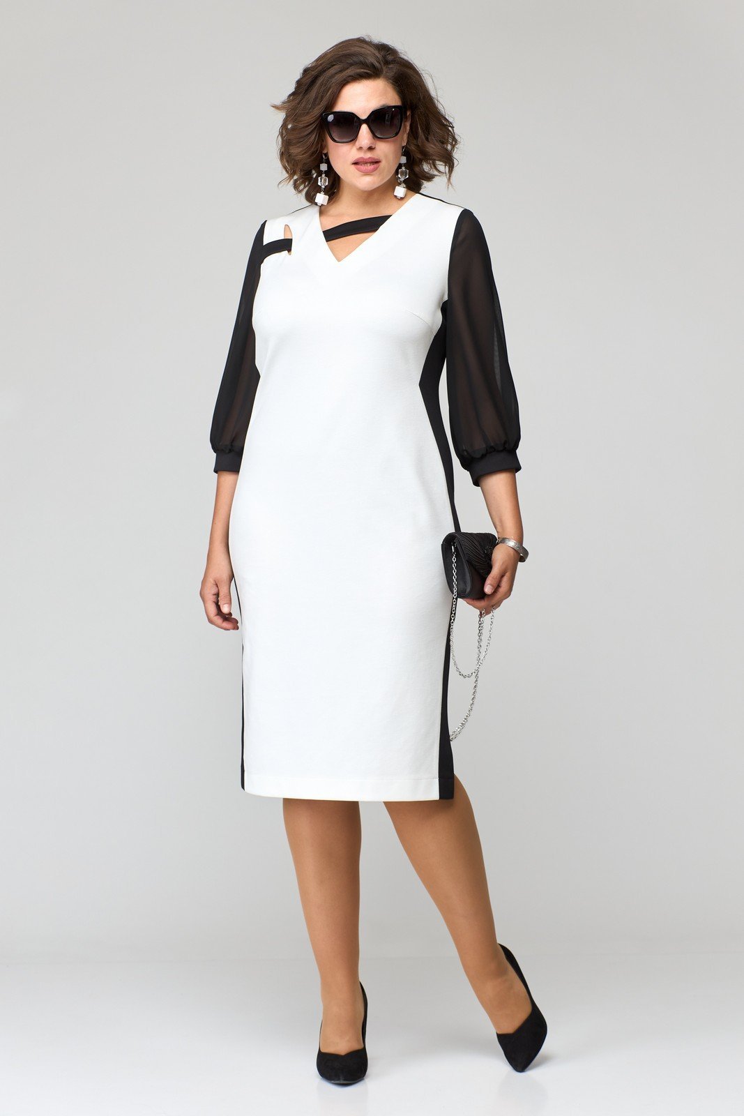 Платье трикотажное с открытыми плечами и рукавами в клетку черно-белое